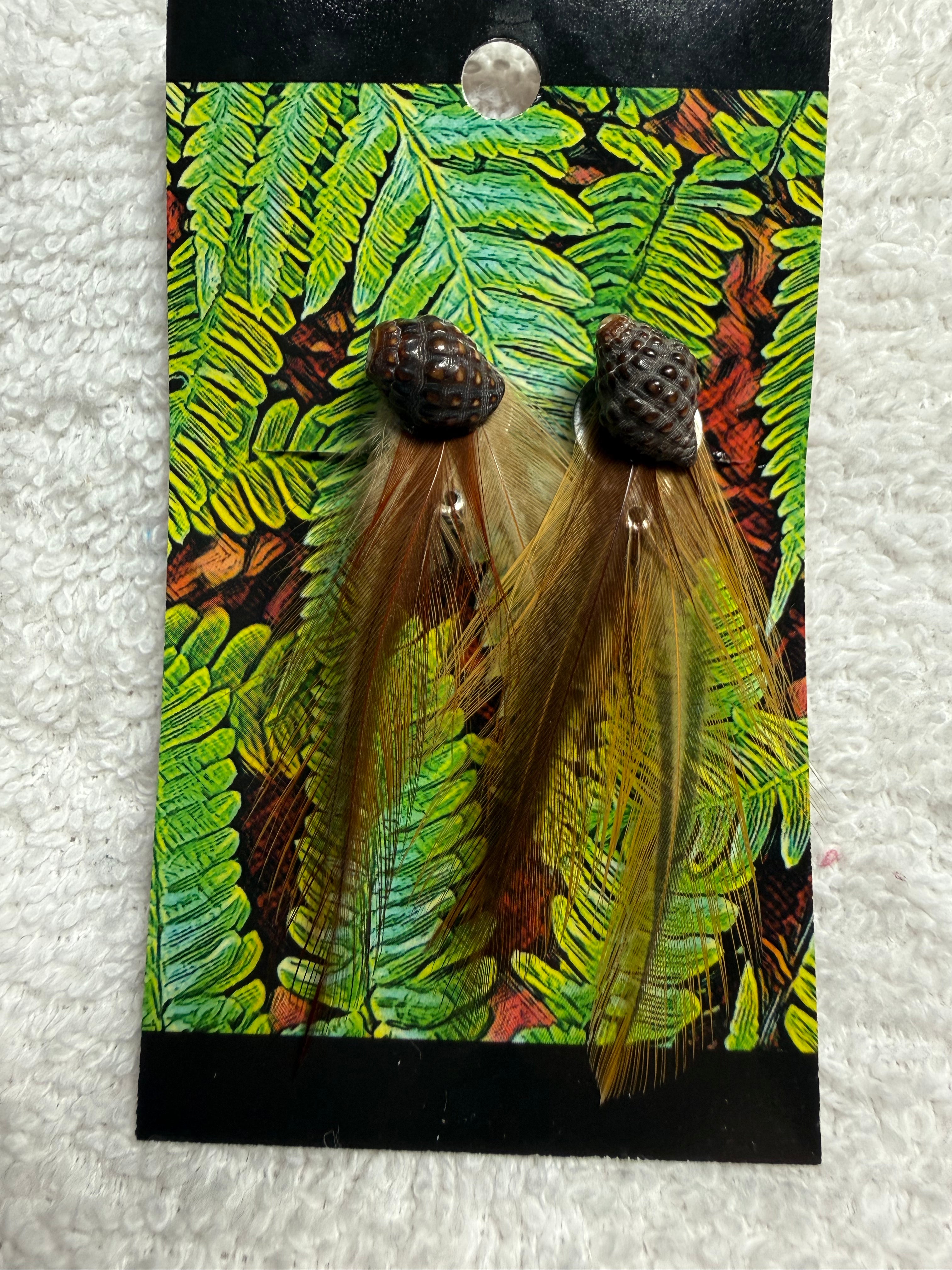 HC 04: Feather and antique shell earring clips