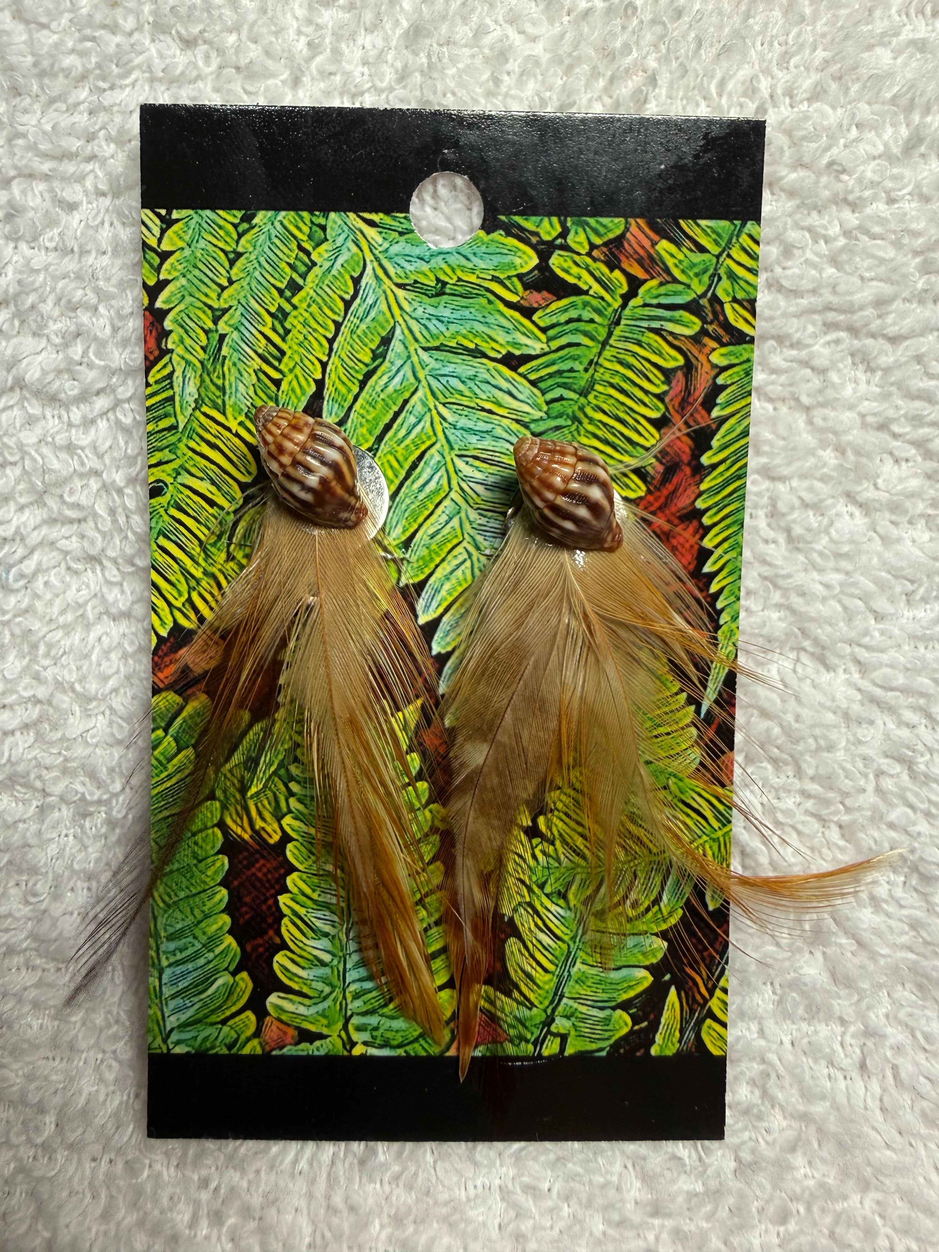 HC 06: Feather and antique shell earring clips