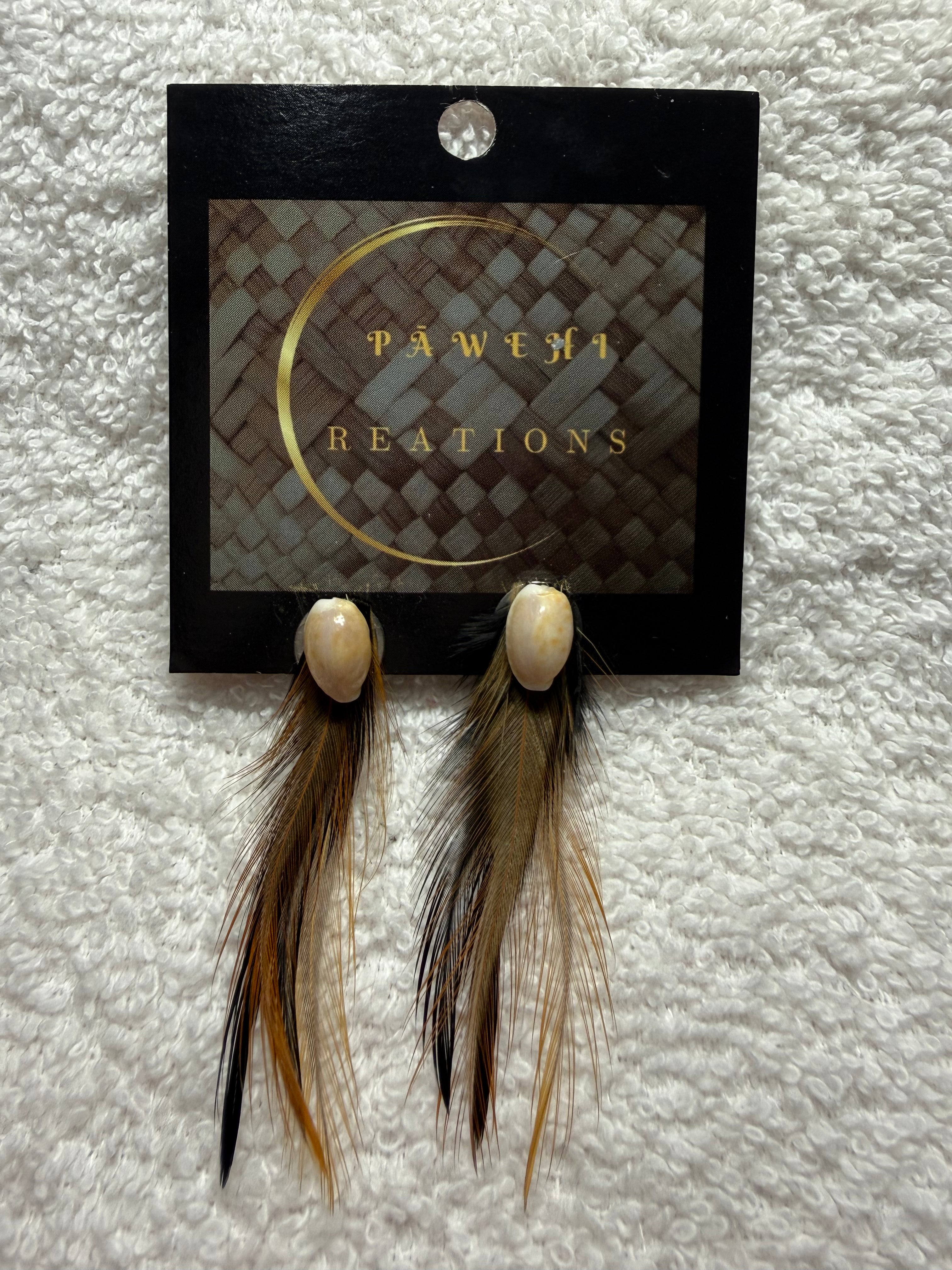 HC 07: Feather and antique shell earring clips